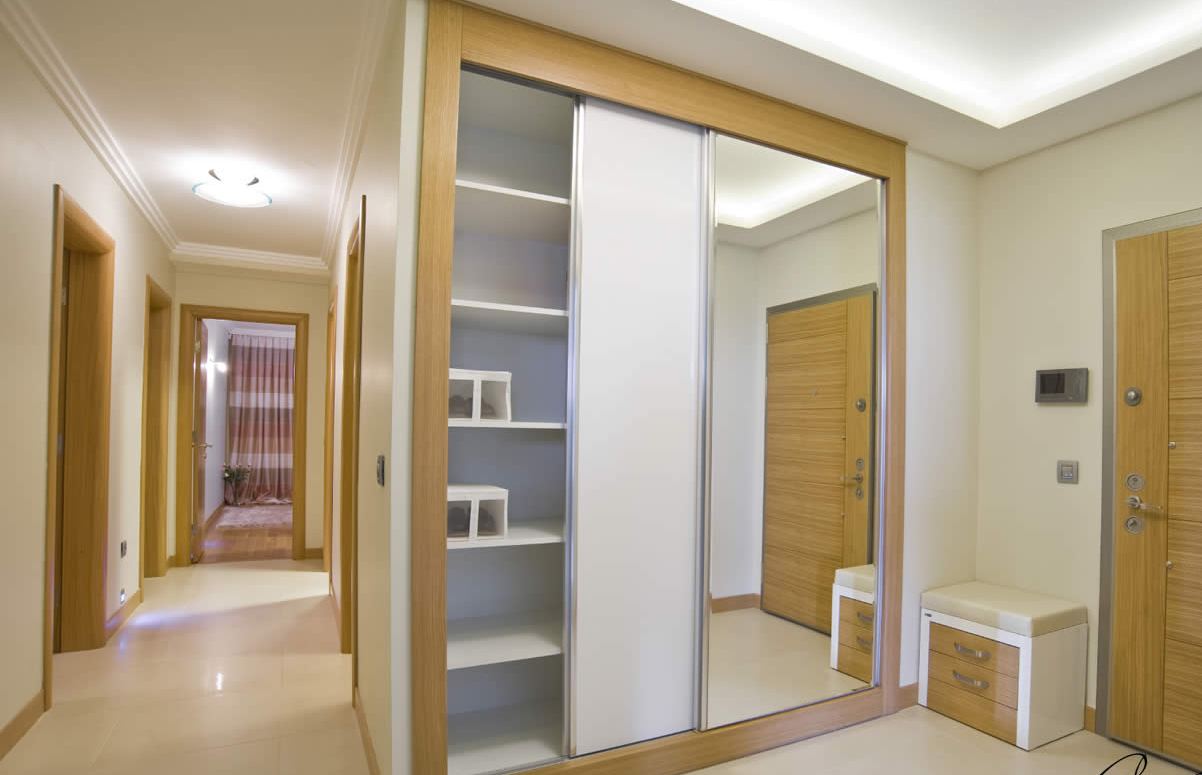 nouvelle capacité de stockage moderne d'un placard ou d'une armoire de chambre pour le stockage