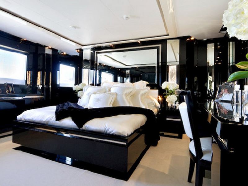 noir-et-blanc-chambre-idées-pour-jeunes-adultes-arrière-cour-foyer-sous-sol-style-expansive-ferronnerie-bain-rénovateurs-arroseurs