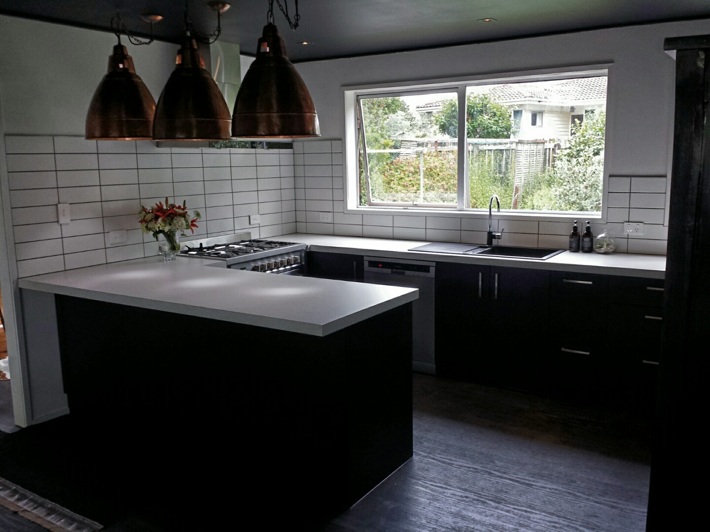 cuisine-noir-avec-banc-blanc-l-943dd9a1bc1e2593