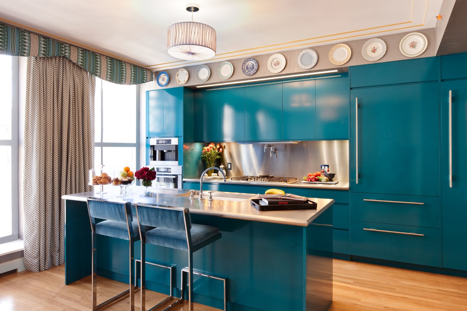 armoires-de-cuisine-bleues-plafond-plat-rideaux-cadre-simple-de-fenetre-en-bois-blanc-marmer-inox-bleu-chaise-parquet