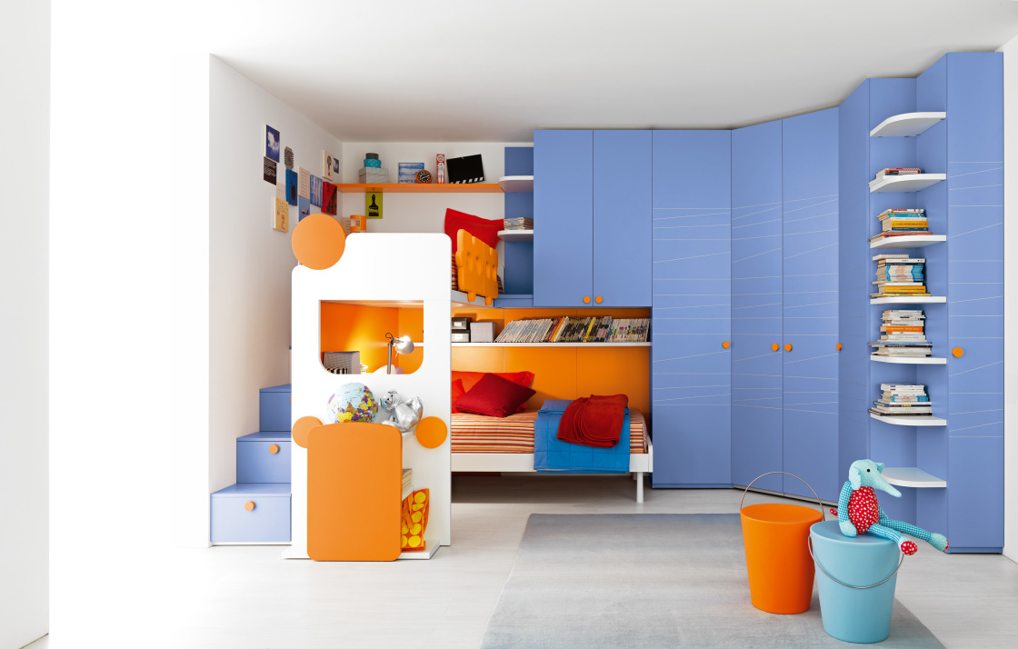 à couper le souffle-enfants-garçon-chambre-remodelage-idées-la-montrant-grande-forme incurvée-bleu-ciel-ikea-armoire-connecté-orange-couleur-coin-loft-lits-1120x714