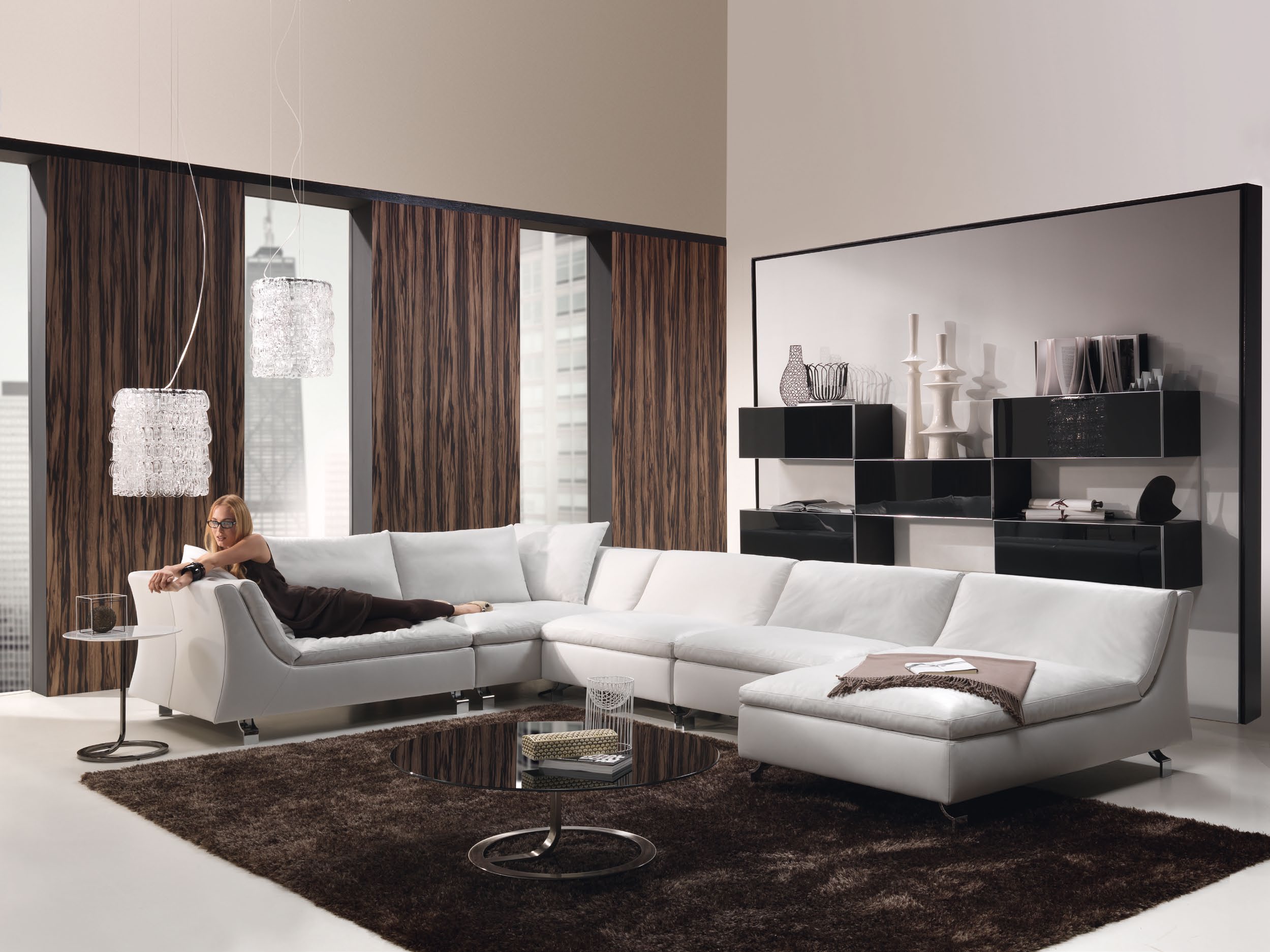 rideaux-marron-lumineux-pour-salon-grand-canapé-blanc-rond-table-en-verre-noir-fourrure-tapis-rangement-planche-pour-accent-lampe-debout-moderne