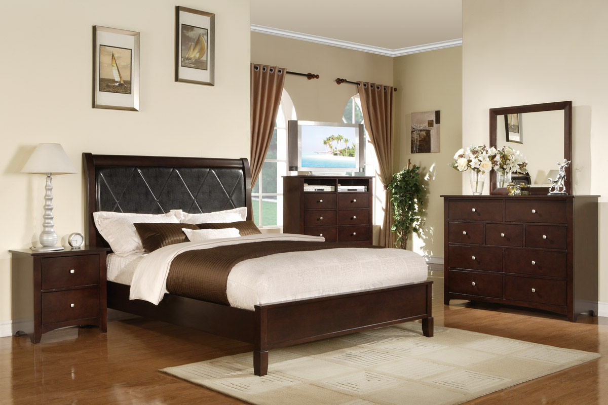 commodes-en-bois-marron-avec-miroir-carré-et-neuf-tiroirs-et-bouton-en-acier-ajouté-par-lit-brun-avec-lampe-de-table-blanche-aussi-table-de-chevet-en chambre blanche
