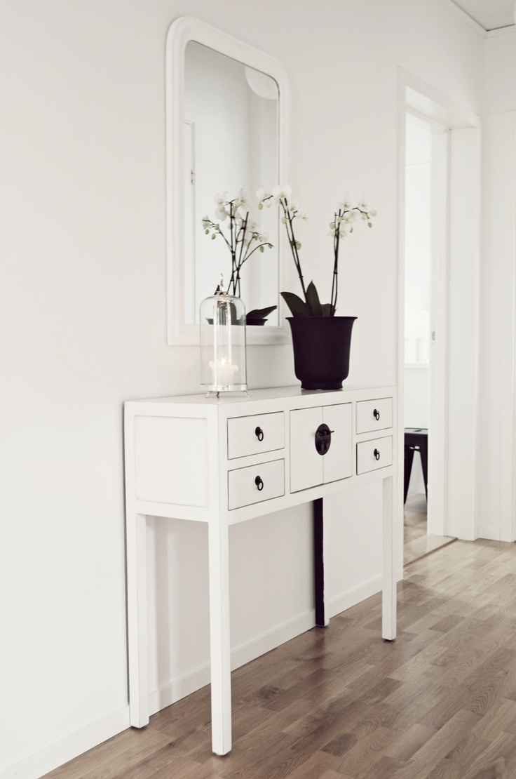 charmante-étroite-couloir-table-4-style-solutions-créant-le-parfait-couloir-la-maison-nordique-blog-736-x-1110