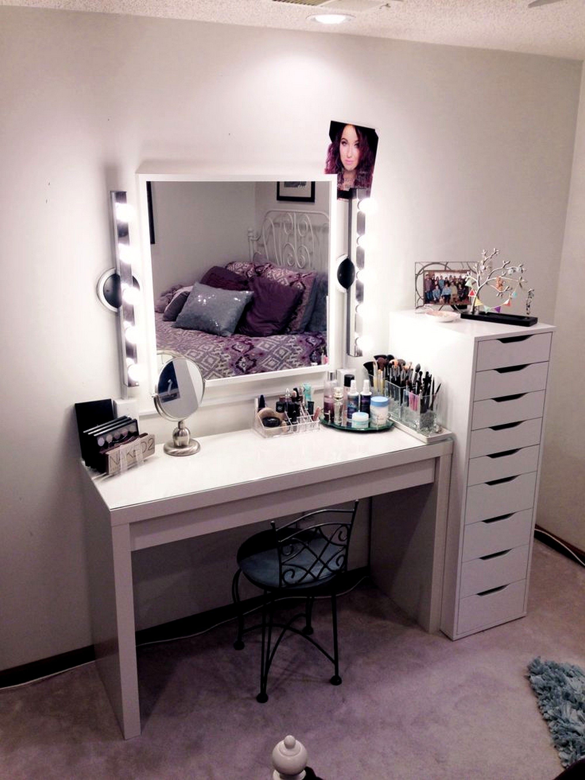 meubles-pas-cher-ikea-vanité-hollywood-set-idées-pour-fille-avec-blanc-brillant-peinture-bois-maquillage-table-et-ampoule-lumineuse-sur-carrée-miroir-encadrée-plus-petite- chaises-de-toilette-en-fer-noir