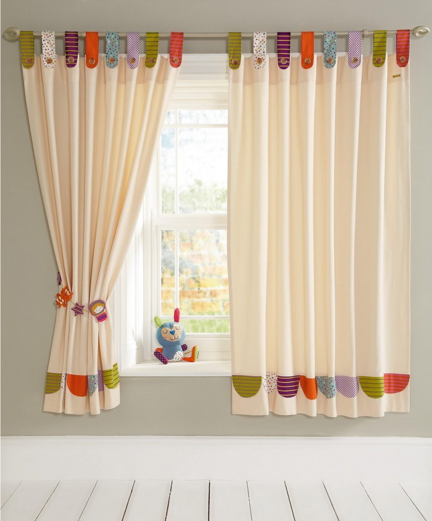 chic-intérieur-rideaux-pour-bébé-pour-pépinière-décoration-avec-joyeux-pêche-rideaux-de-fenêtres-en-verre-combine-avec-gris-clair-peinture-murale-couleur-et-bois-blanc