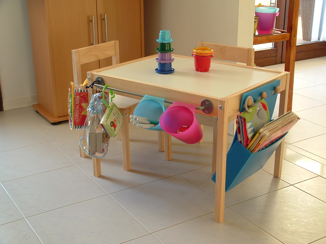 table-et-chaises-pour-enfants-ikea