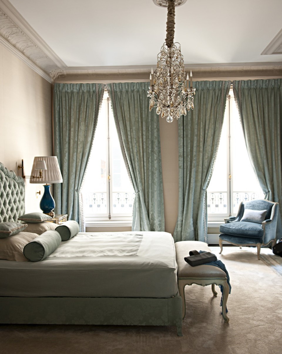 ensemble-chambre-sarcelle-contemporain-avec-petit-lustre-cristal-plus-bergere-noir
