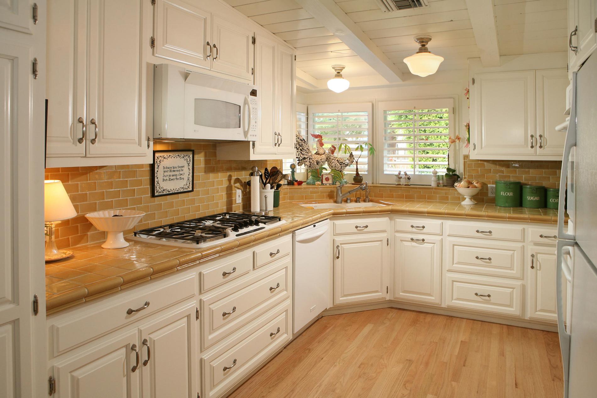 évier-d'angle-pour-plan-de-cuisine-magnifique-blanc-coin-évier-d'armoire-conceptions