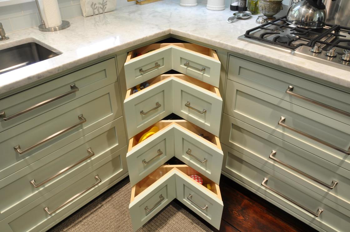 design-créatif-intérieur-de-base-coin-armoires-de-cuisine-en-bois-poli-blanc-antique-avec-coudes-uniques-tiroirs-en utilisant-longues-poignées-de-traction-en-inox-1120x743