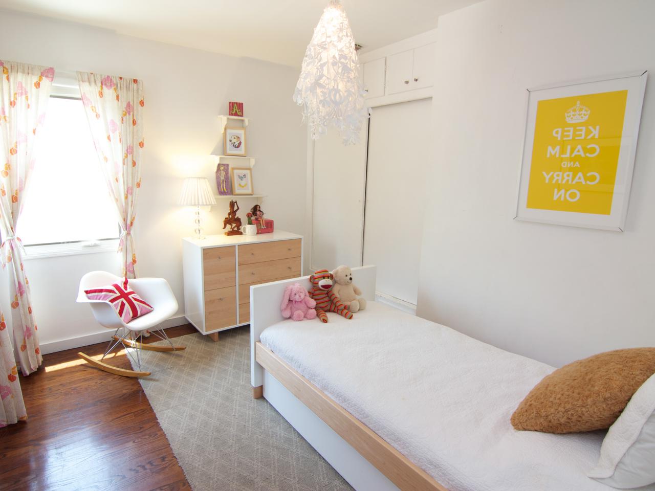 idées-créatives-adolescentes-chambre-à-coucher-têtes-de-lit-meubles-chambre-pas-cher-avec-peinture-schémas de couleurs-et-ikea-suspension-lumière-et-tentures-murales-sur-abordables- tapis