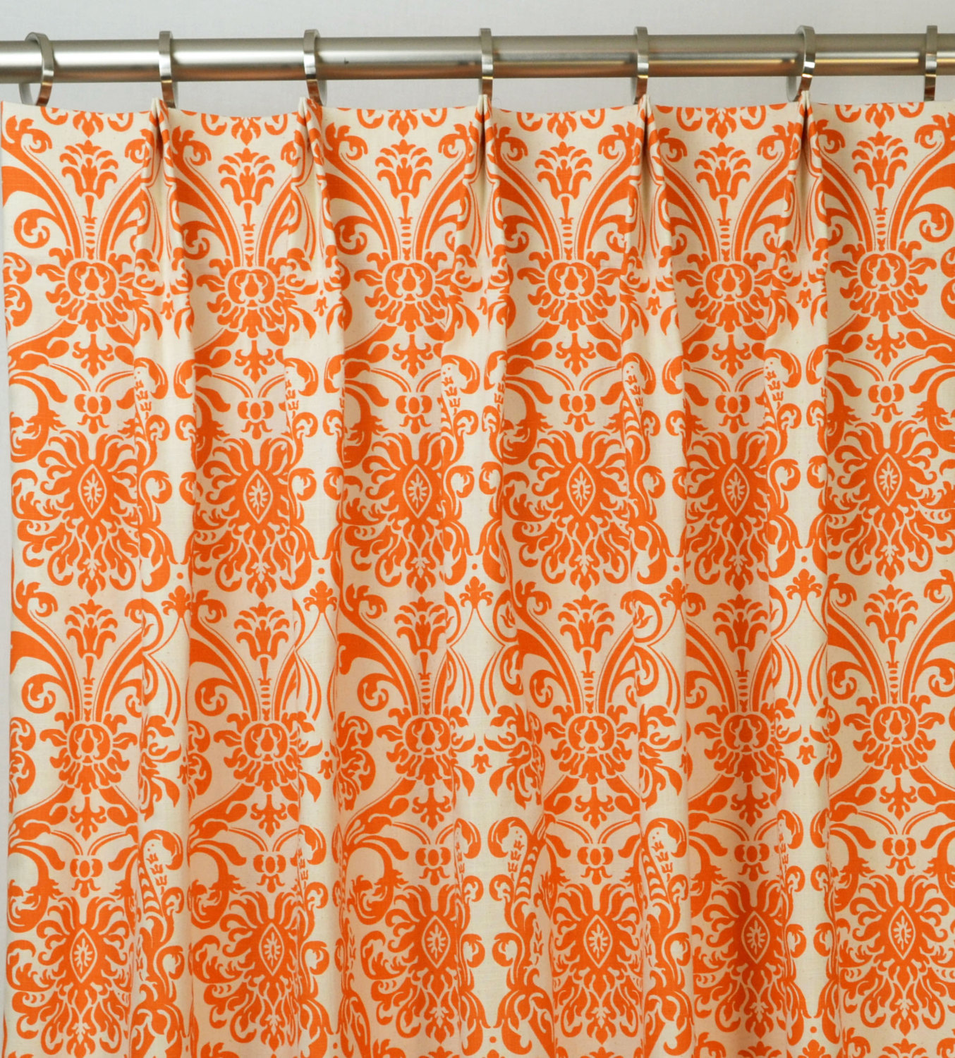 rideaux-inspiration-splendiferous-de-pincement-top-plis-orange-rideaux-accrocher-sur-nickel-tache-rideau-tringles-comme-décorer-zones-de-vie-modernes-decors-ajouté-floral-motif-rideaux- idées-orange-rideaux-pour-sn