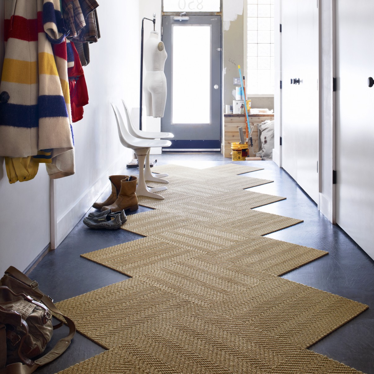 décorer-un-couloir-fun-sol-runner-flor-via-remodelaholic