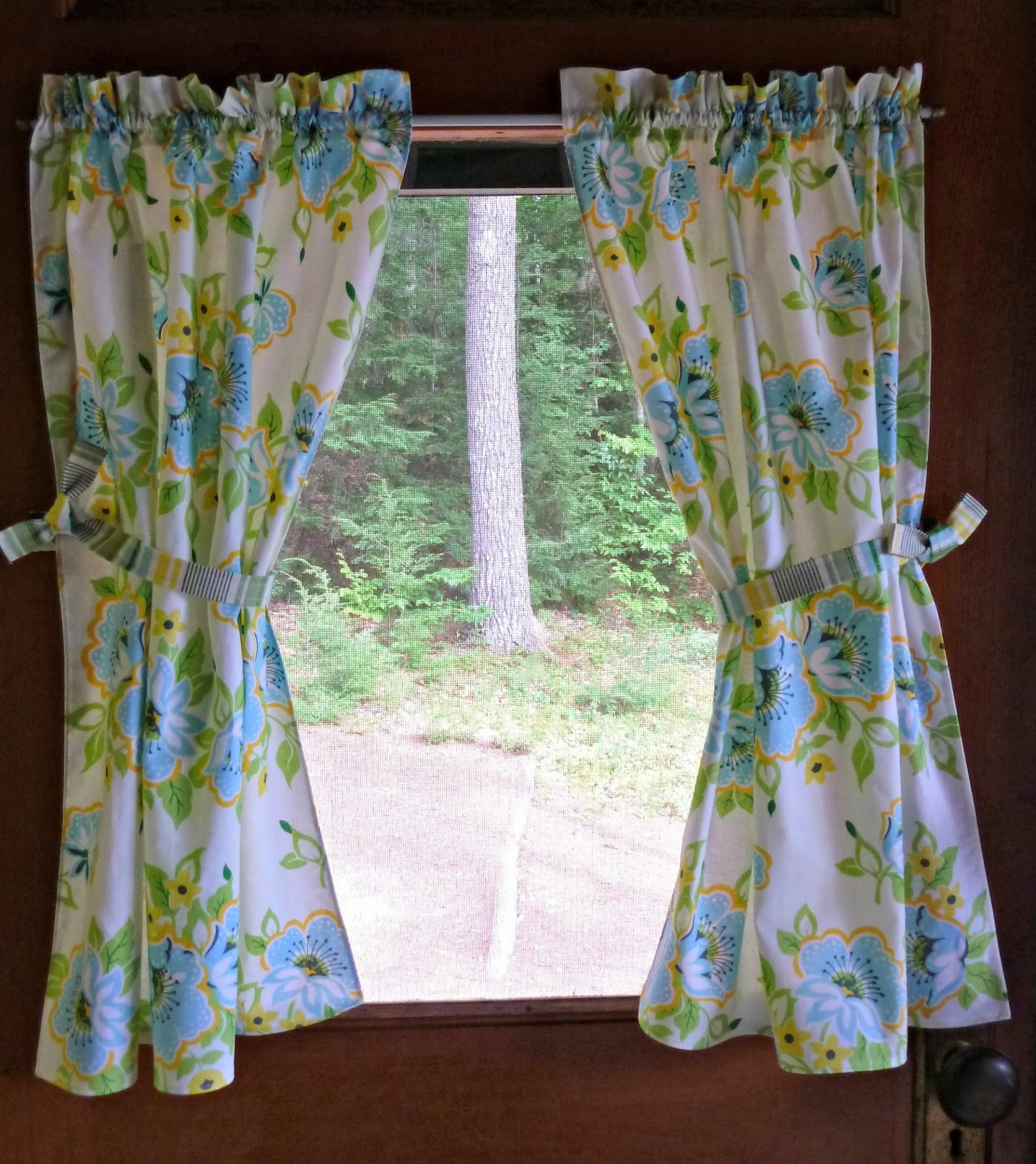 décoration-pas cher-petite-fenêtre-rideaux-avec-belle-fleur-motif-pour-petite-fenêtre-rideaux-pour-porte-idées-petite-fenêtre-rideaux-pour-dans-plusieurs-chambres-en la décoration de la maison