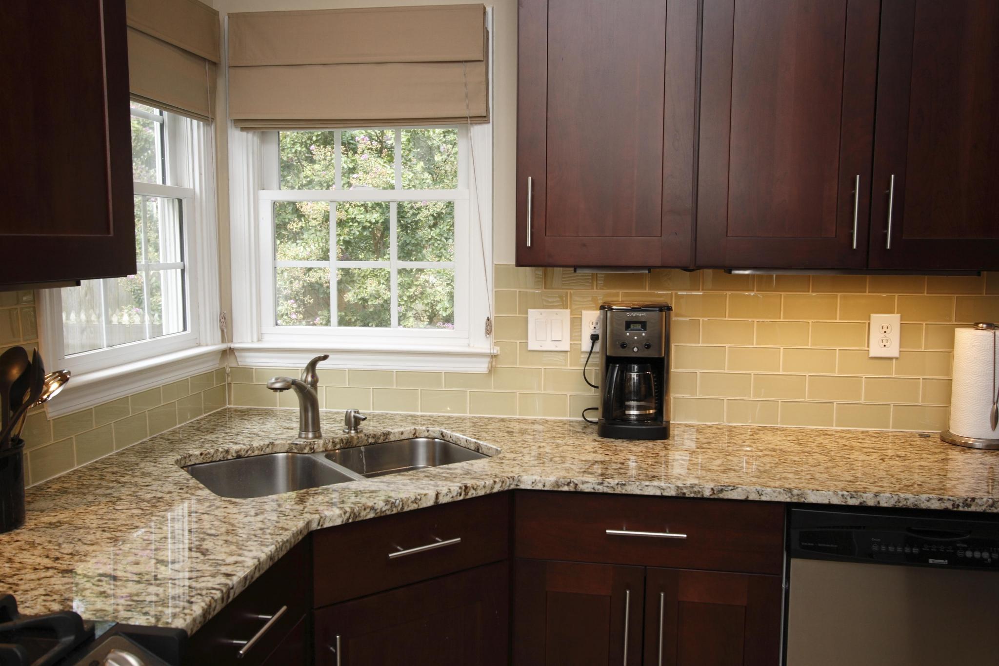 décoration-cuisine-moderne-avec-coin-évier-de-cuisine-et-dosseret-unique-aussi-fenêtre-plinthe-options-comme-cuisine-fenêtre-rideau-options-design-idées-unique-cuisine-dosserets-unique