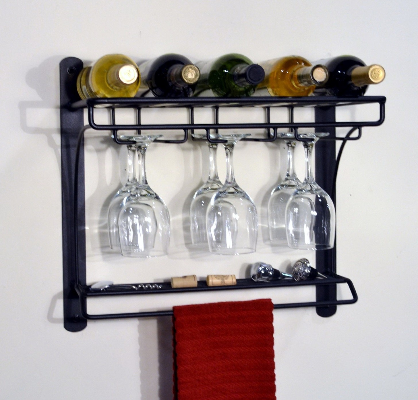 salle à manger-intérieur-idées-cuisine-ikea-casiers à vin-et-simple-mural-noir-poli-avec-verre-cintre-également-vintage-vue-casiers à vin-grandes-idées-pour- petits-casiers à vin