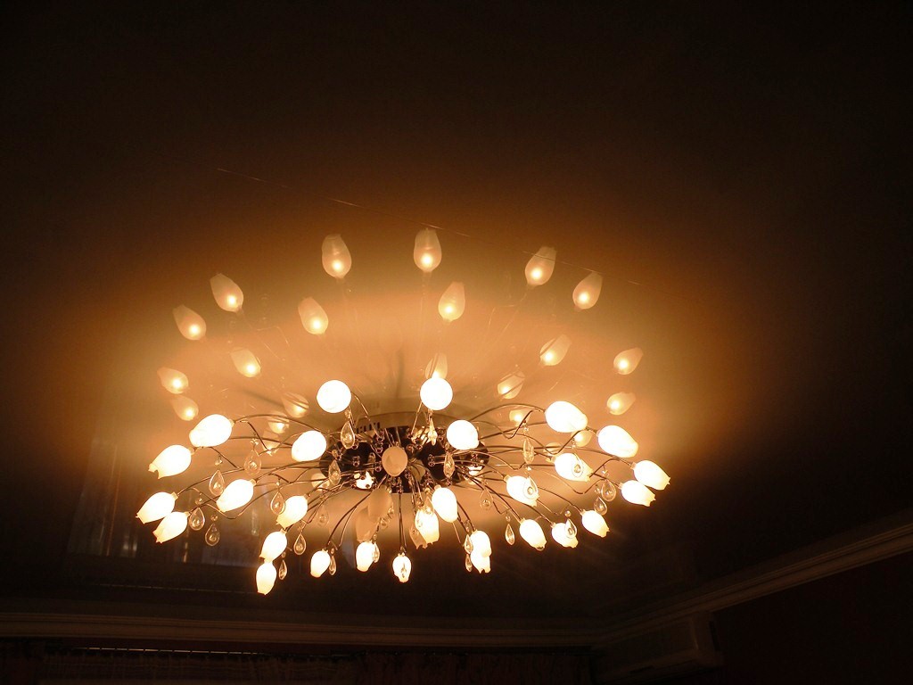Le lustre dans la chambre