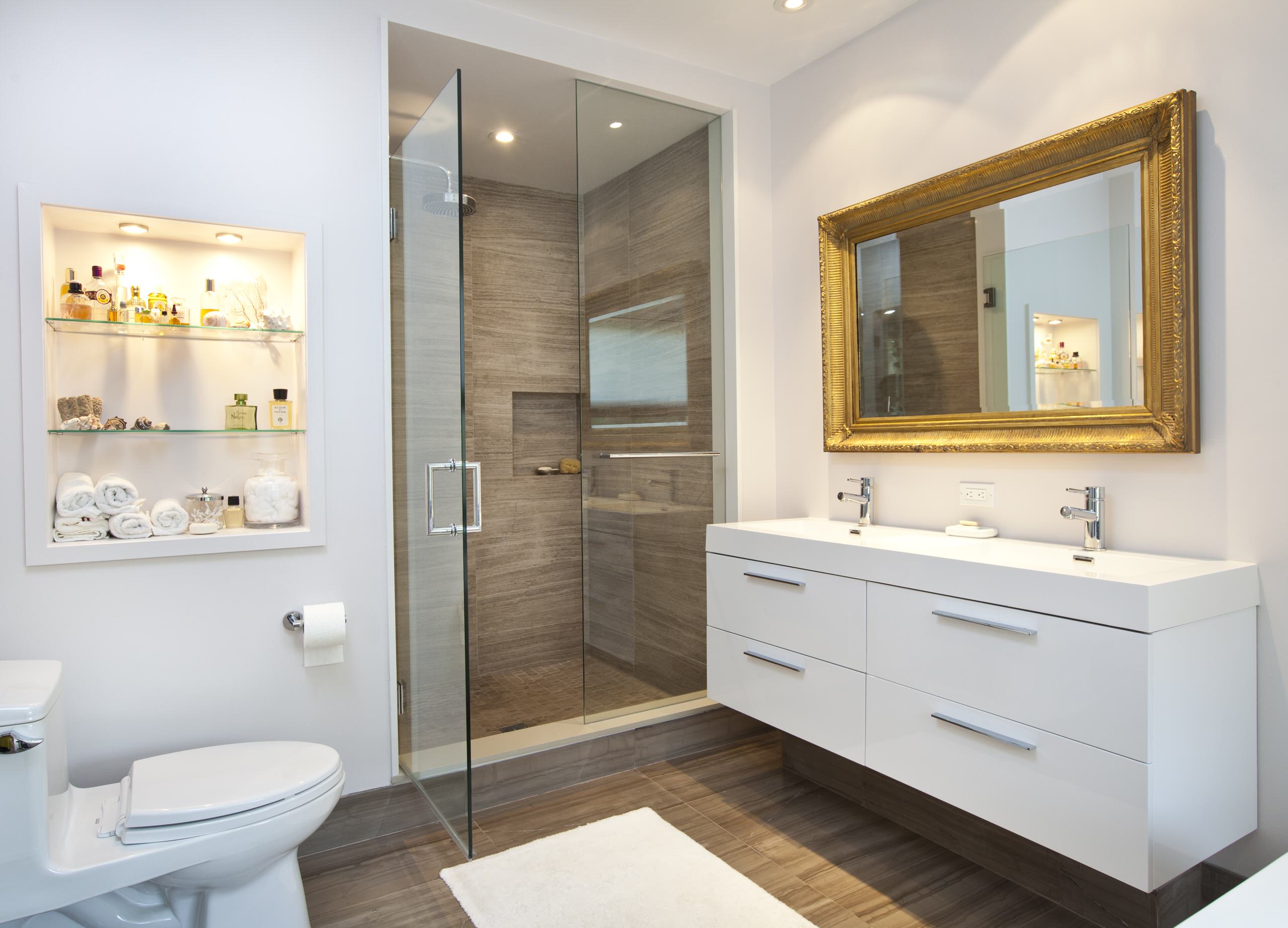 meubles-design-élégants-ikea-doubles-vanités-de-bain-avec-support-mural-rectangle-peinture-blanche-lavabo-meuble-en-bois-et-cadres-miroir-mur-rectangle-or-antique