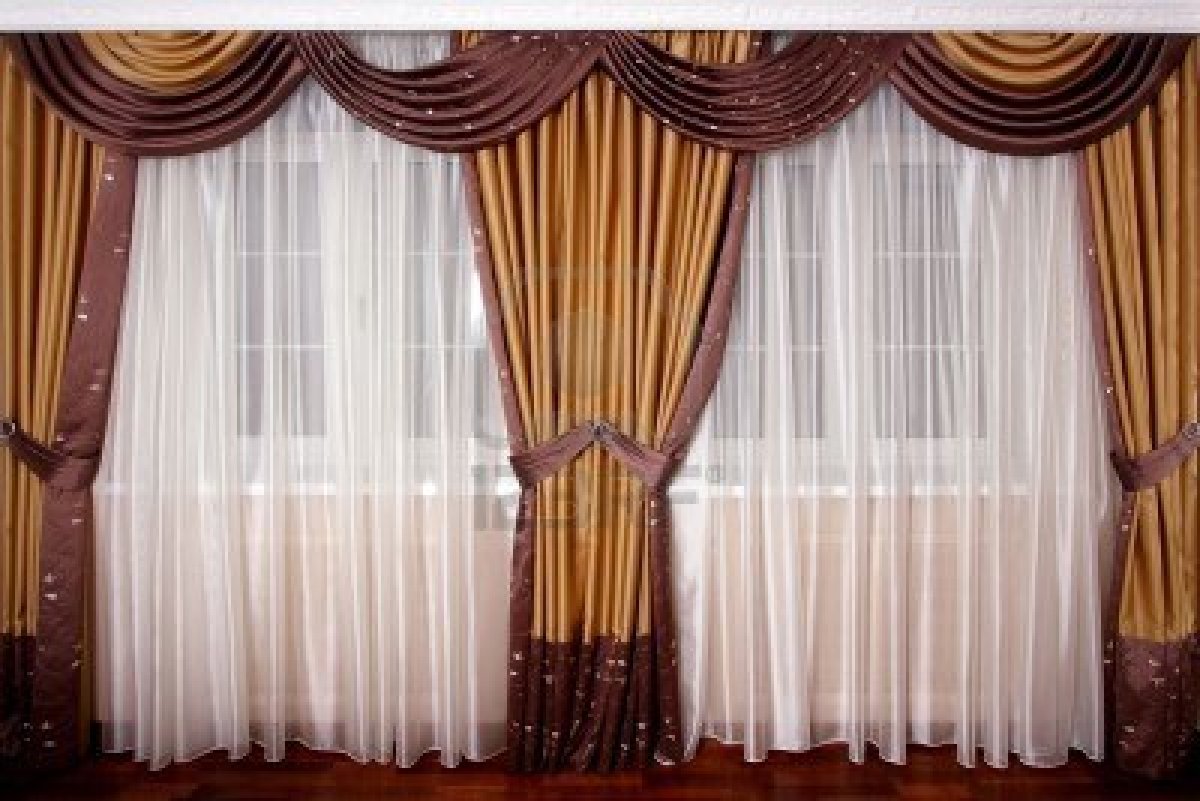 élégants rideaux d'or dans une baie vitrée qui peuvent être combinés avec des rideaux blancs peuvent ajouter la nuance glamour à l'intérieur du salon moderne il semble que agréable-avec-parquet-intérieur
