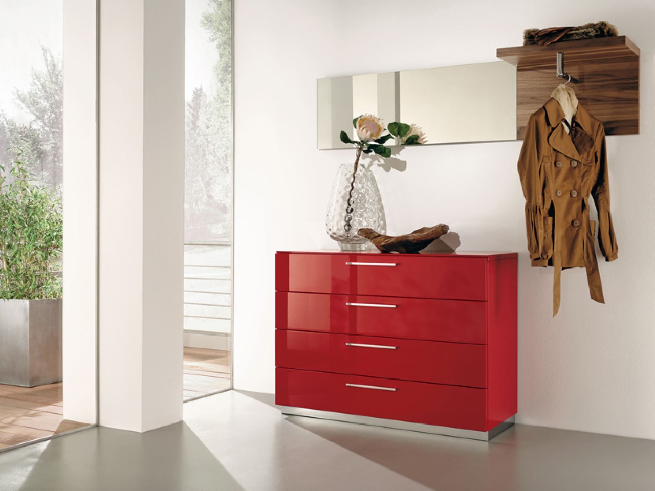 élégante-petite-console-rouge-pour-couloir-design-avec-tiroir-et-intérieur-plante-et-plan-ouvert