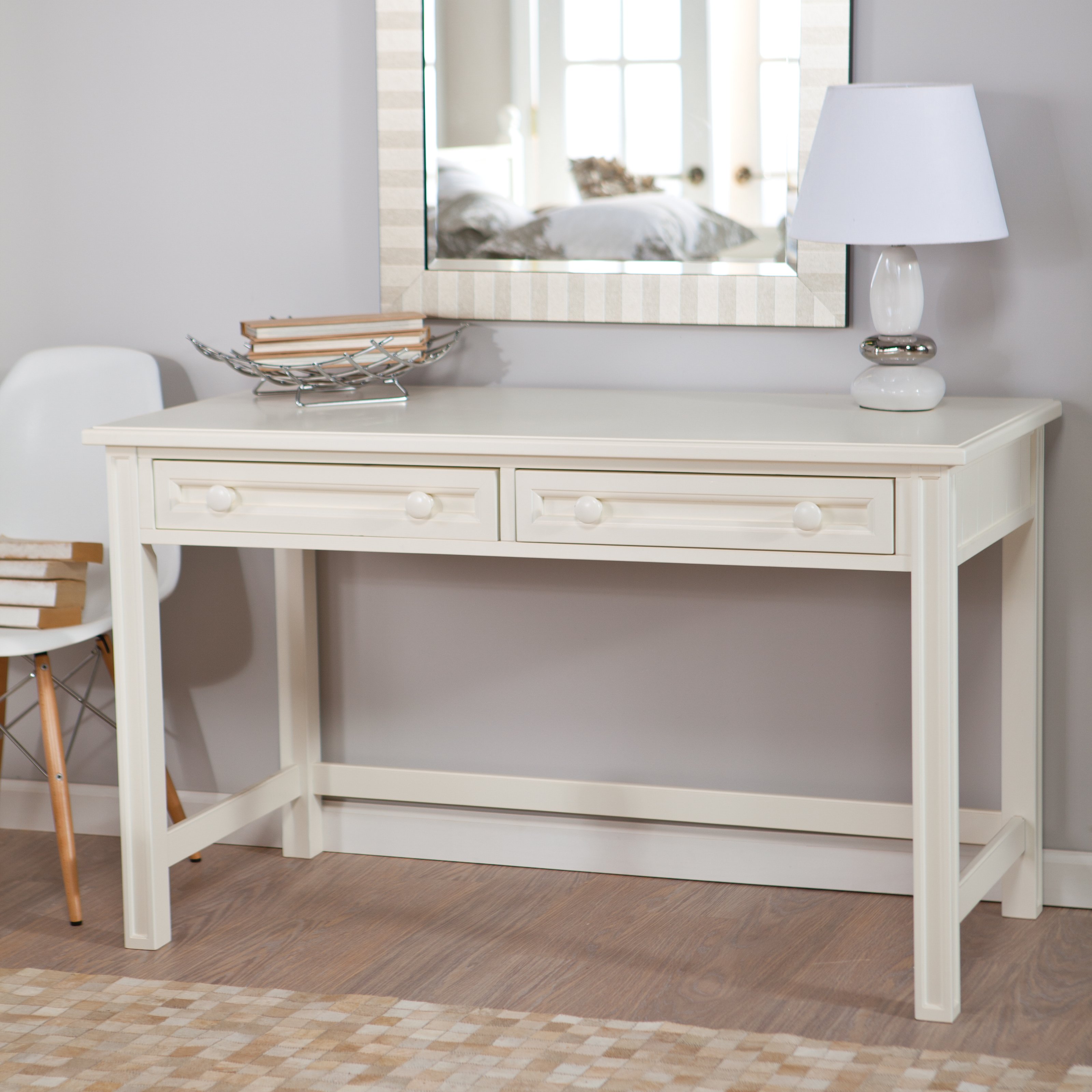 enchanteresse-design-de-blanc-poli-bois-vanité-table-ikea-meubles-pour-chambre-avec-deux-tiroirs-et-u-forme-civière-disposition-aussi-empire-abat-jour-lampe de table- cadres de miroir devant le mur