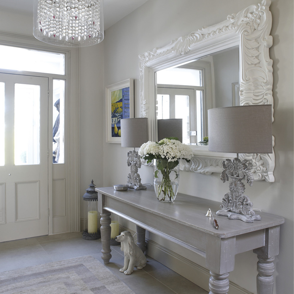 entrée-table-décor-hall-avec-grand-miroir-orné-2