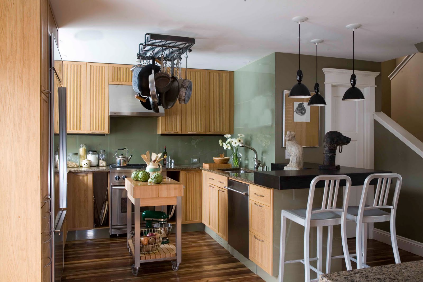 exotiques-noir-modulaires-suspensions-mixtes-avec-en-bois-blanc-respectueux-de-l'environnement-cuisine-sur-sol-stratifié-design