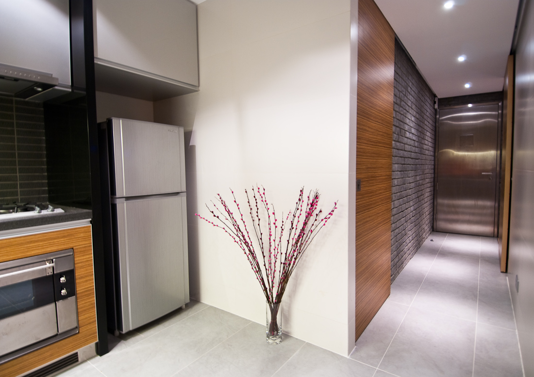 extérieur-hall-d'entrée-avec-une-cuisine-design-décoration-murale-blanc-céramique-gris-plancher-encastré-armoires-murales-en-bois-frigo-et-poêle-four-portes-et-mur- lumières-pots-de-fleurs-beau-couloir-desig