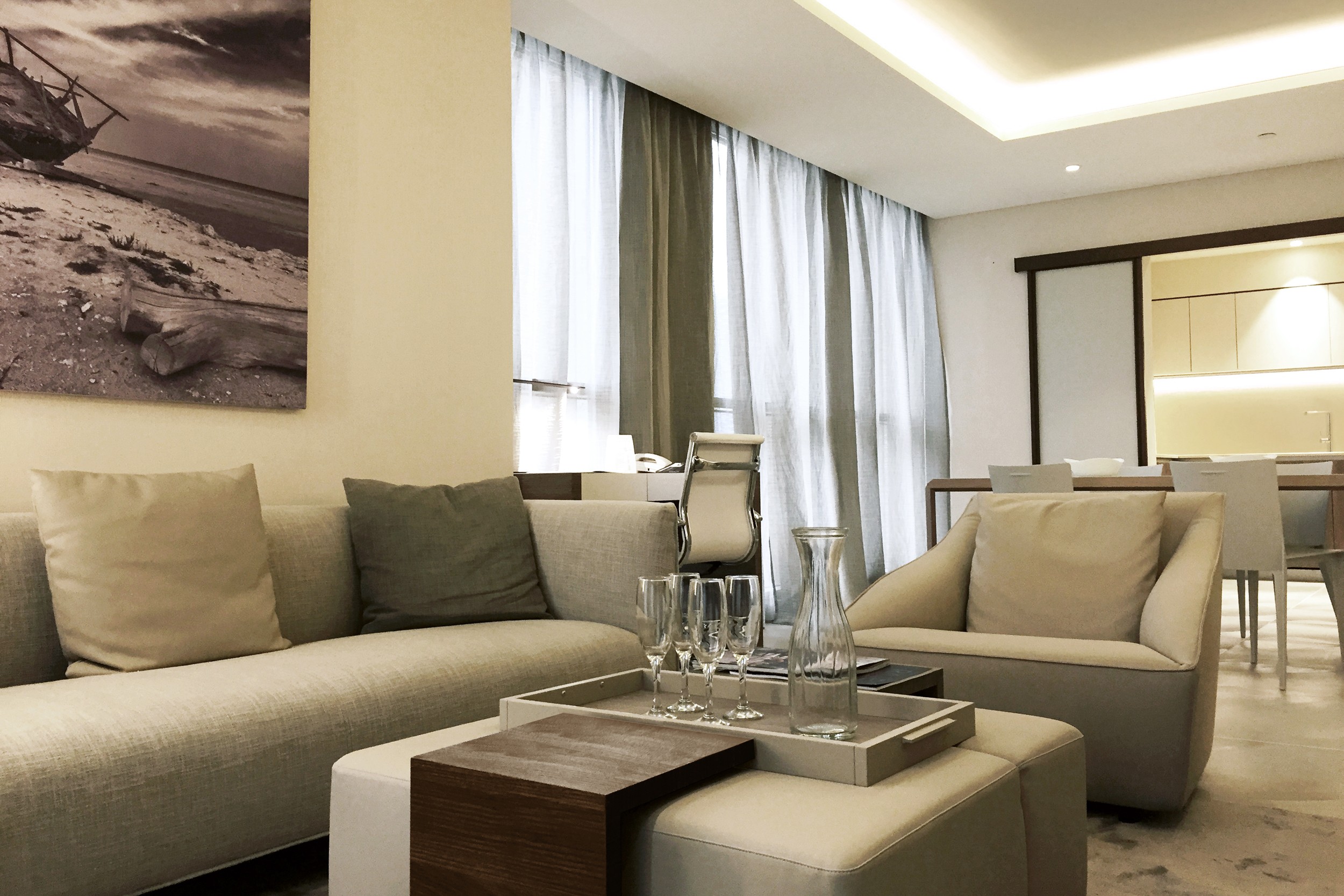 fascinant-meilleur-design-intérieur-site-avec-murs-peint-de-crème-plus-brun-rideaux-sur-fenêtres-en-verre-aussi-canapé-en-tissu-gris-et-table-basse-en-tissu-crème- avec-gris-bois-dessus-le-long-couleur-vinyle