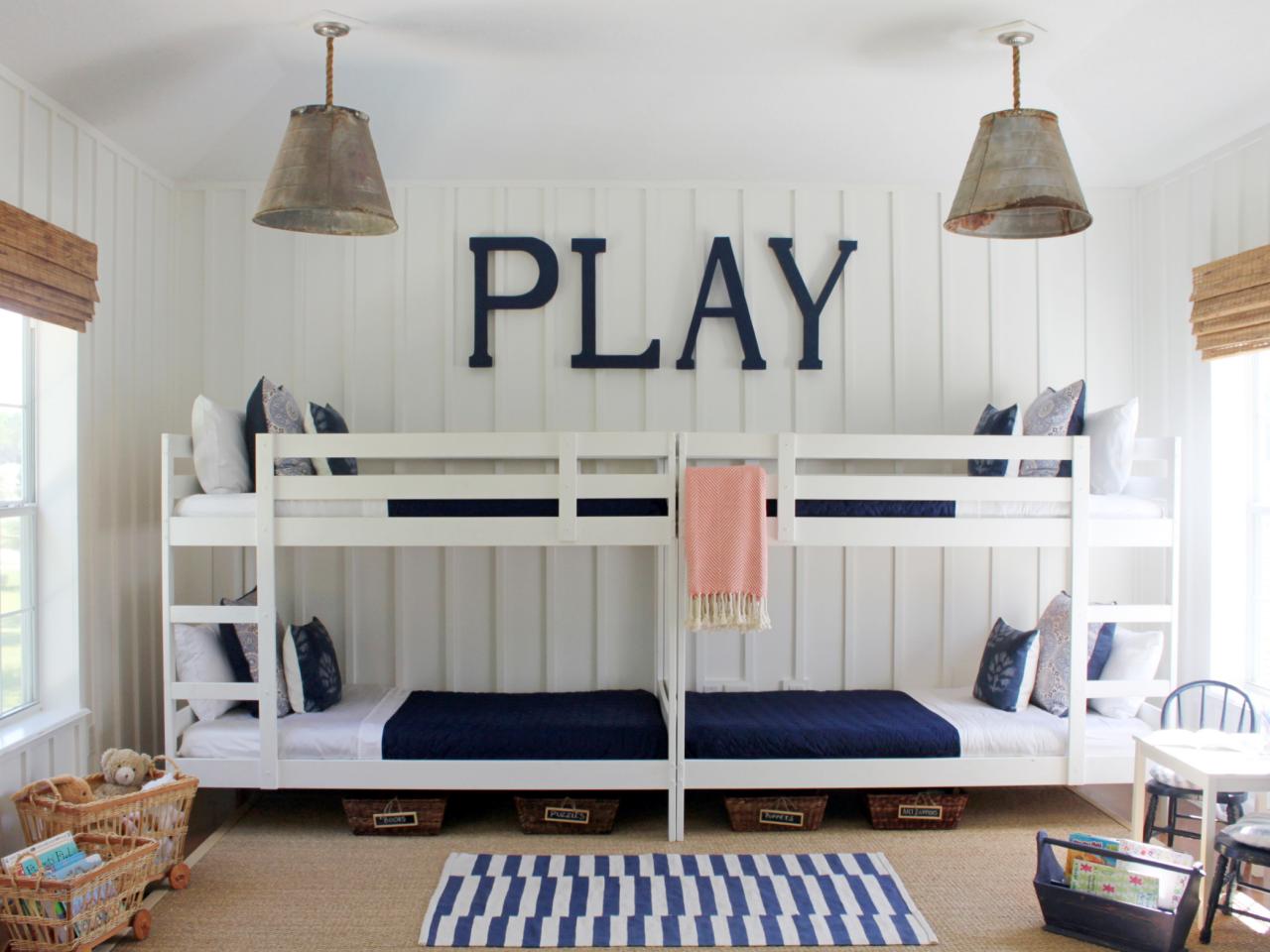 aller chercher-lit-pas cher-chambre-pour-enfants-design-intérieur-idées-de-décoration-avec-bois-blanc-lit-superposé-double-avec-literie-blanche-et-couverture-bleu-foncé-aussi-twin-gris- suspension-et-mur-blanc-avec-meuble-salon