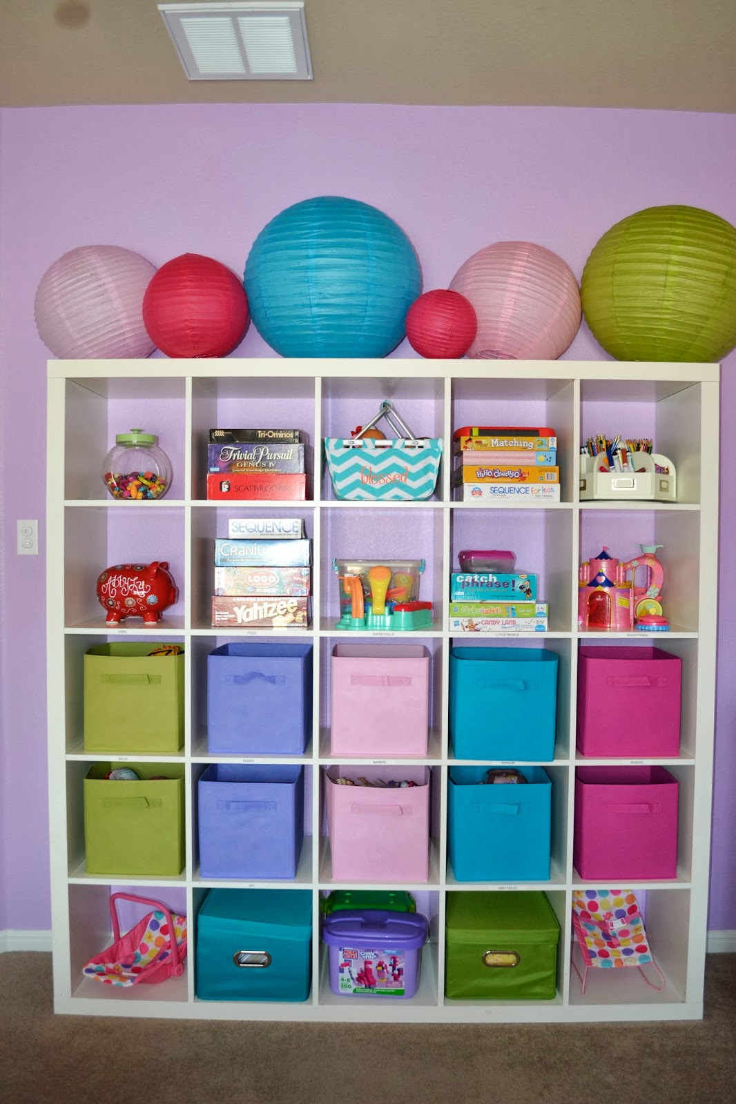 meubles-séduisants-ikea-enfants-salle de jeux-meubles-avec-grands-supports-de rangement-en-bois-blanc-et-vert-bleu-rose-violet-couleurs-jouets-boîtes-de-rangement-également-lanternes colorées-avec- salle de jeux-rangement-idées-aussi-enfants