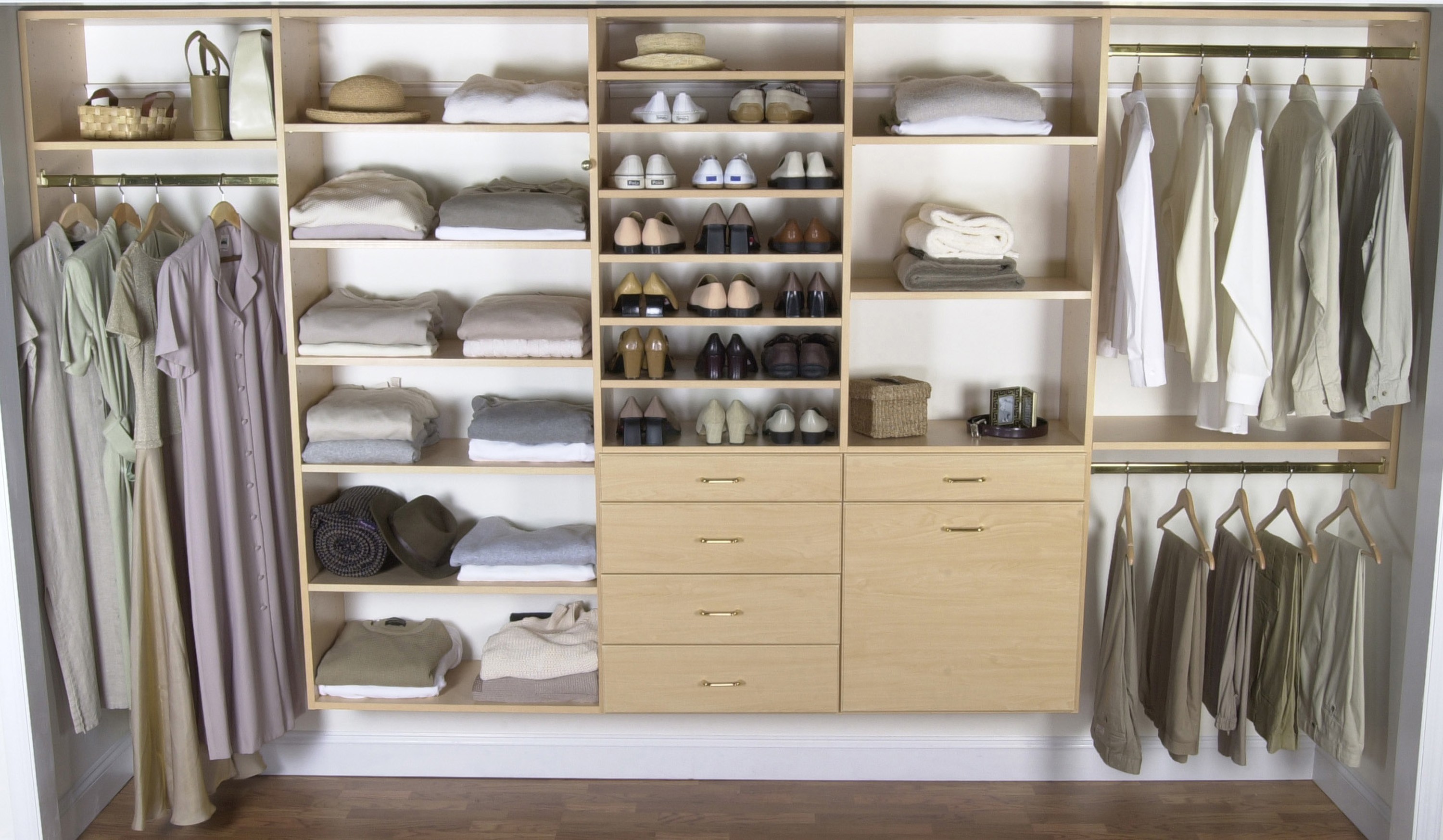 meubles-chambre-crème-en-bois-flottant-penderie-pour-petite-chambre-avec-etagères-et-tiroirs-sur-mur-peint-blanc-chambre-placards-et-penderies