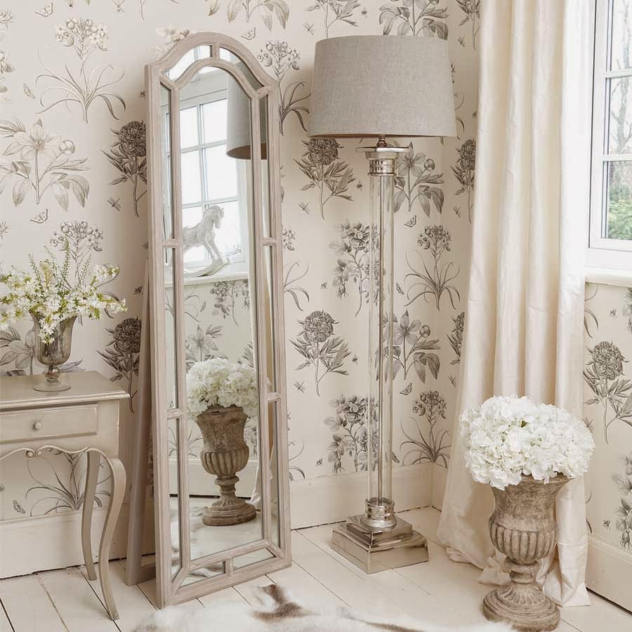 meuble-coin-shabby-chic-lampadaire-avec-support-en-verre-et-base-en-inox-à-côté-du-miroir-avec-cadre-en-bois-dans-la-chambre-idées-shabby-chic-lampes- shabby-chic-chambres-lampes-shabby