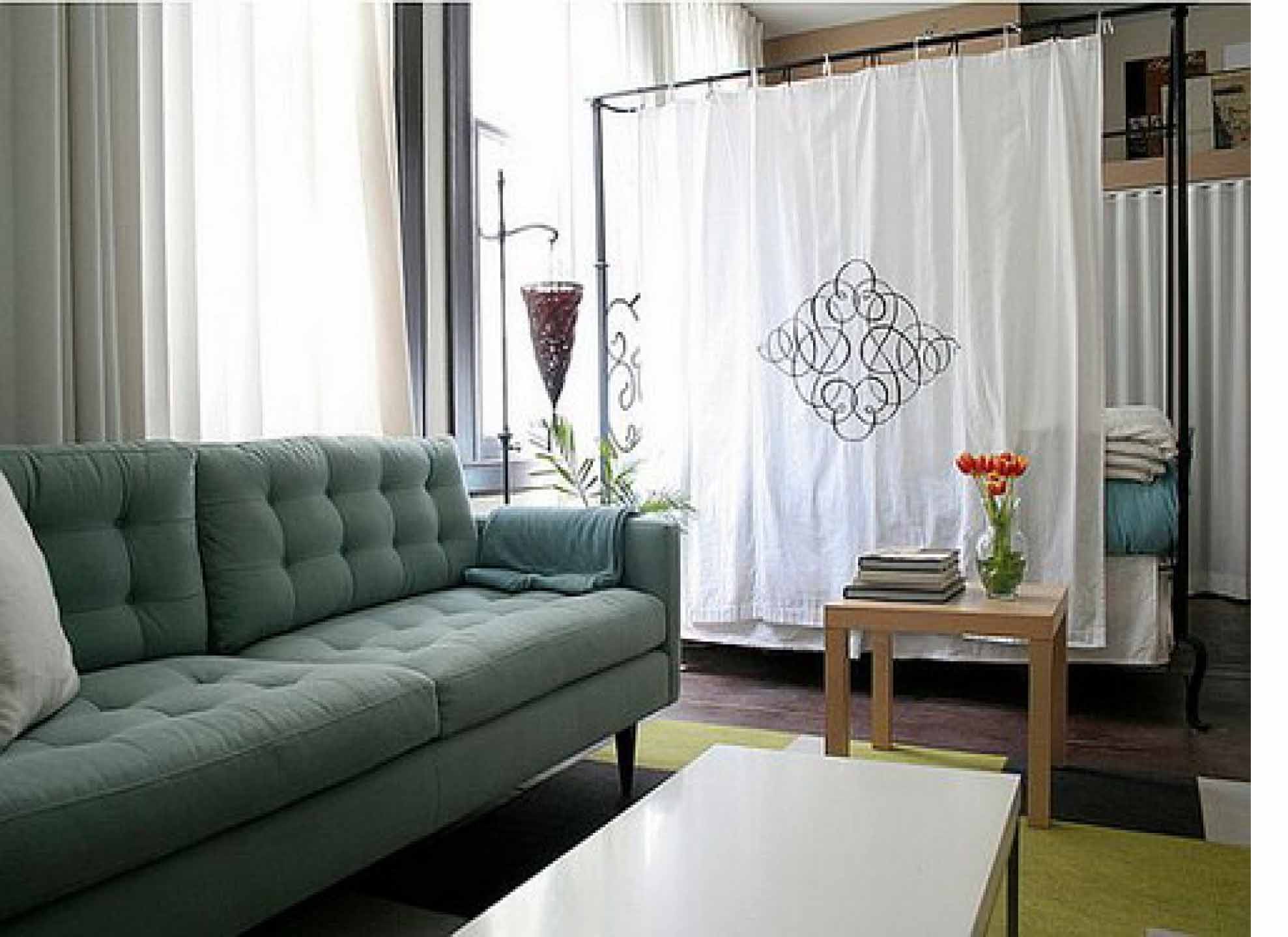 meubles-confortable-petit-studio-appartement-design-intérieur-avec-de-beaux-rideaux-comme-un-espace-clos-diviseur-pour-diviser-chambre-espace-et-espace-de-vie-idées-comme-un- mur intéressant et simple et pas cher