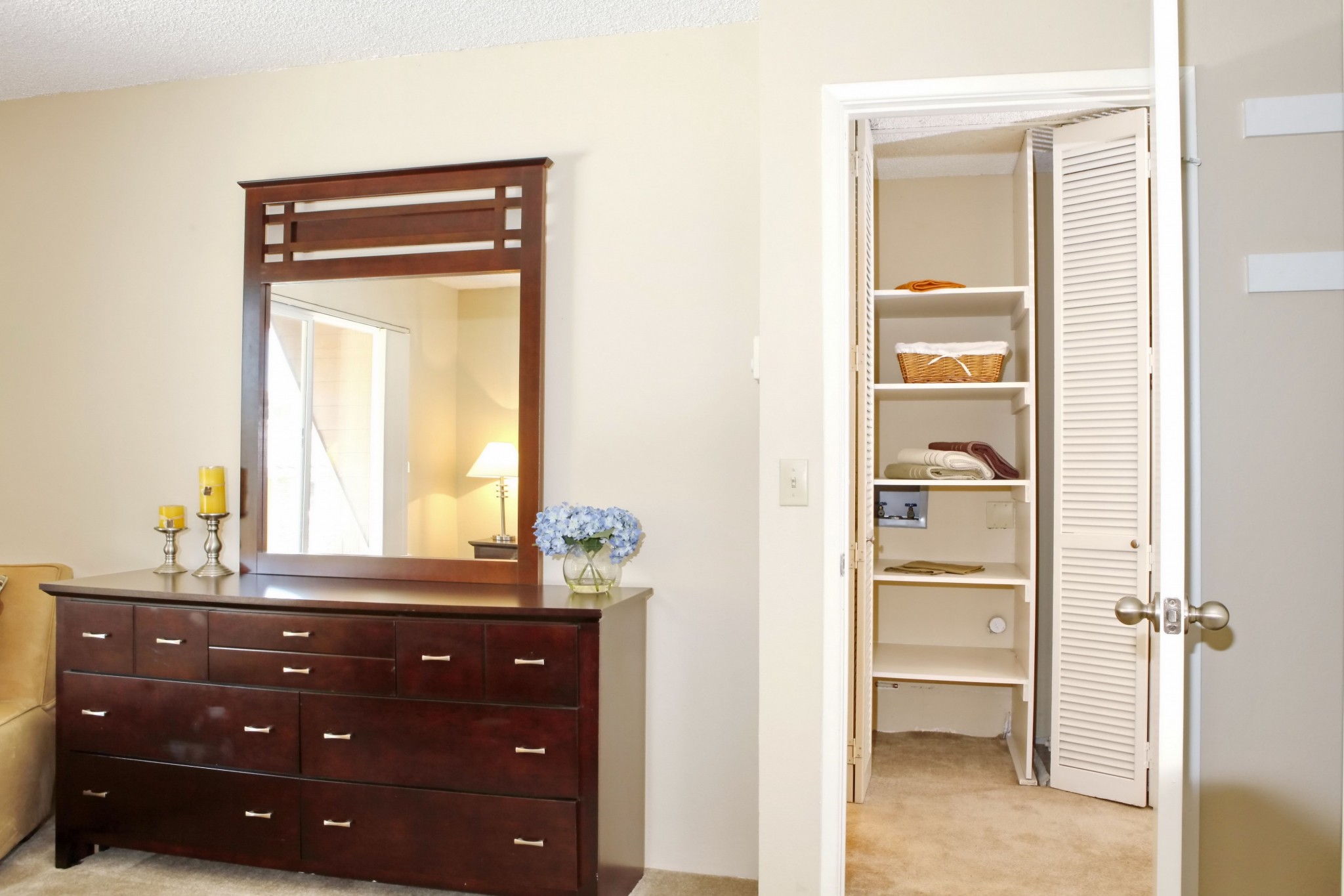 meubles-élégant-chambre-armoire-murale-avec-miroir-côté-blanc-placard-porte-chic-et-élégant-utile-chambre-armoire-murale-avec-miroir-dans-votre-vie
