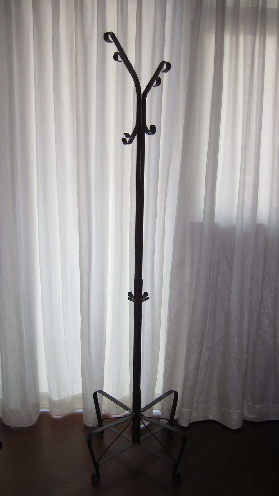 meubles-élégant-cintre-meubles-pour-salon-zones-avec-fer-noir-porte-manteau-ikea-meubles-impressionnants-pour-chambre-avec-porte-manteau ikea