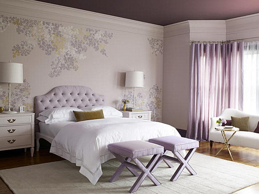 meubles-violet-clair-mur-de-fenêtres-rideau-banc-tête de lit-sur-lit-blanc-draps-oreillers-tapis-moelleux-ikea-master-chambre-énuméré-idées-de-décoration-pour-ikea-master- meubles-de-chambre-1058x793