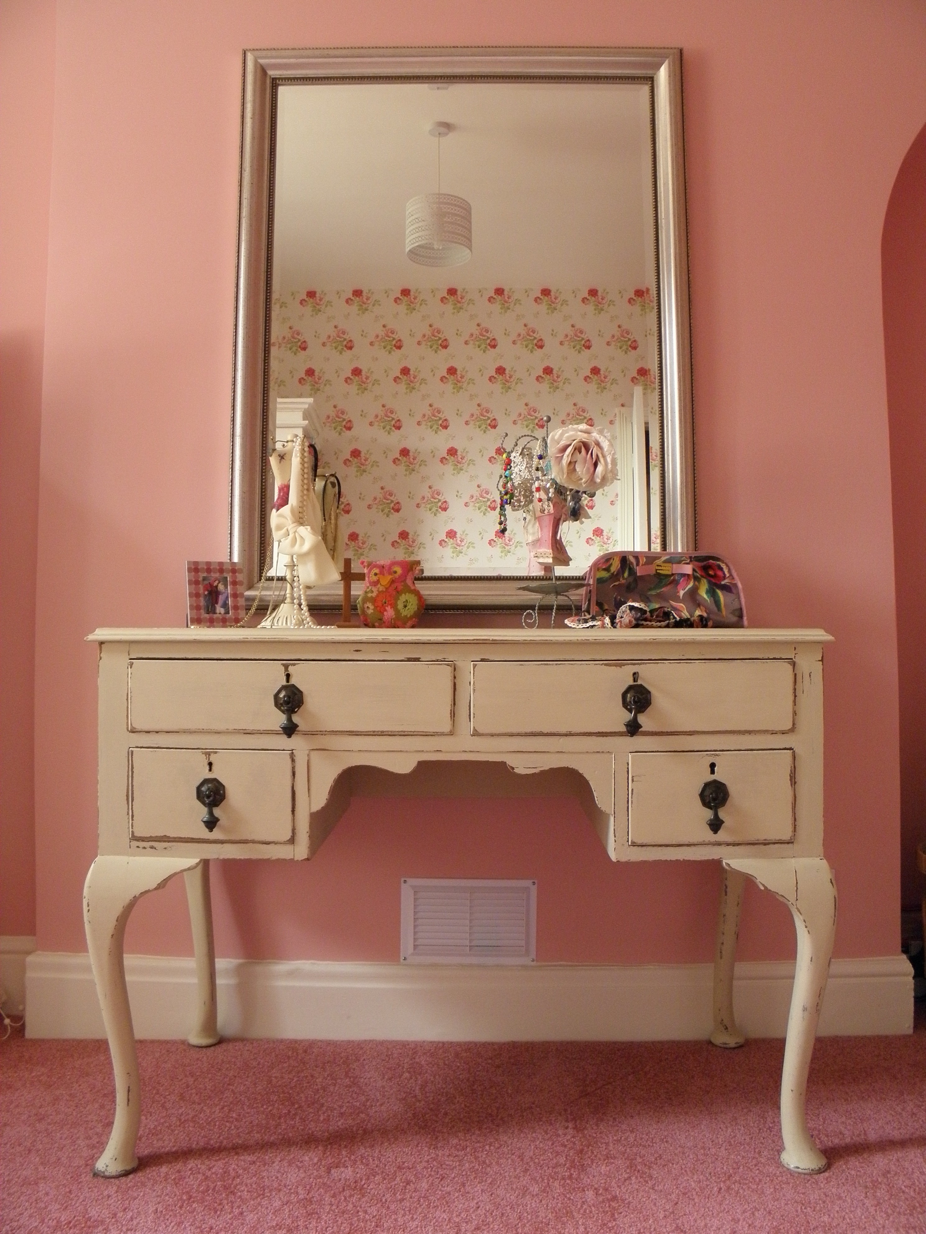 meubles-bois-métal-antique-chambre-vanité-avec-miroir-sur-rose-tapis-antique-chambre-vanité-avec-miroir-comme-l'unique-façon-de-chic