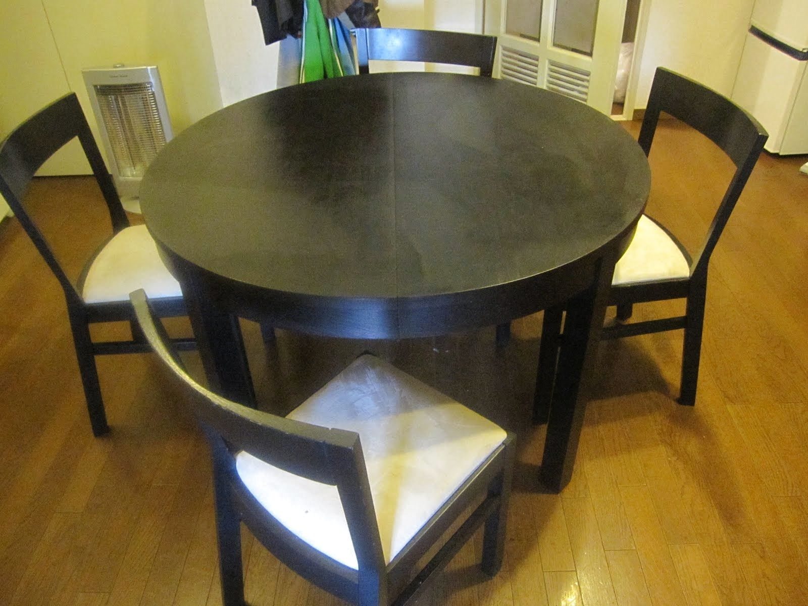 table-ronde-en-verre-ikea-est-aussi-une-sorte-de-petites-tables-à-manger-ikea
