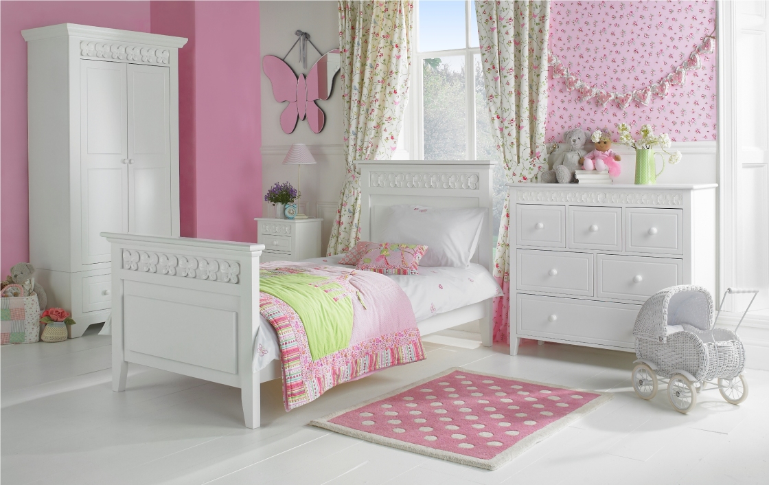 magnifique-enfants-fille-chambre-idées-avec-jolie-rose-peinture-murale-papillon-thèmes-et-moderne-blanc-lit-simple-ikea-meubles-ajouté-fleurir-motif-tissu-rideaux-verre- traitement-windows-1120x706