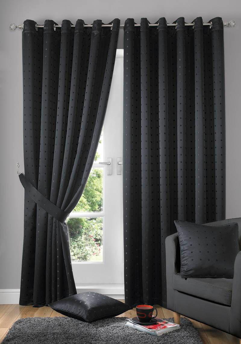 magnifique-moderne-salon-rideaux-avec-noir-couleurs-pour-incroyable-contemporain-maison-intérieur-fit-couplé-aussi-confortable-noir-canapé-et-une-tasse-de-café-sur- tapis-gris-mélangé-avec-coussin-noir
