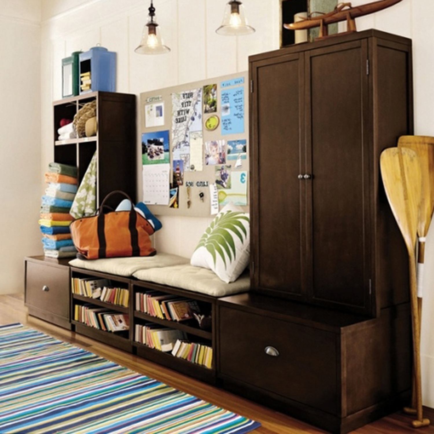 couloir-mobilier-design-avec-étagère-et-meubles-rangement-sous-armoire-en-bois-combiné-avec-banquette-et-oreiller-idées