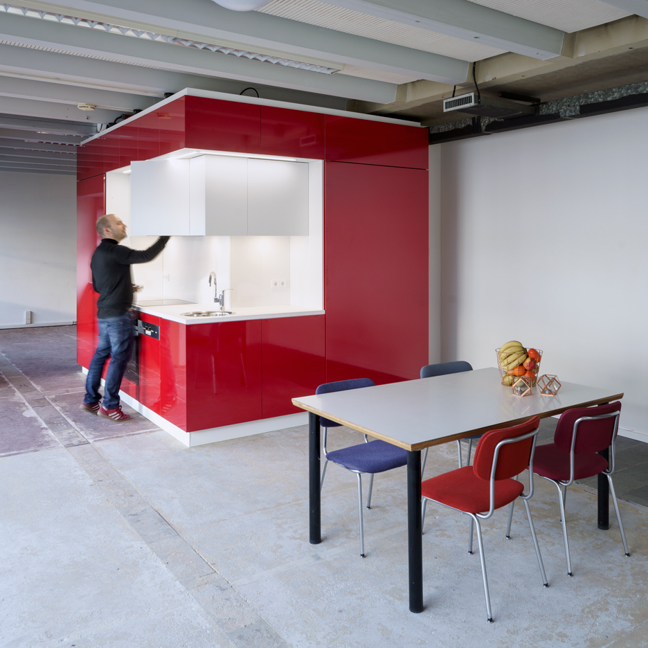 hub-rotterdam-kraaijvanger-cuisine-modulaire-salle-de-bain_dezeen_sqa