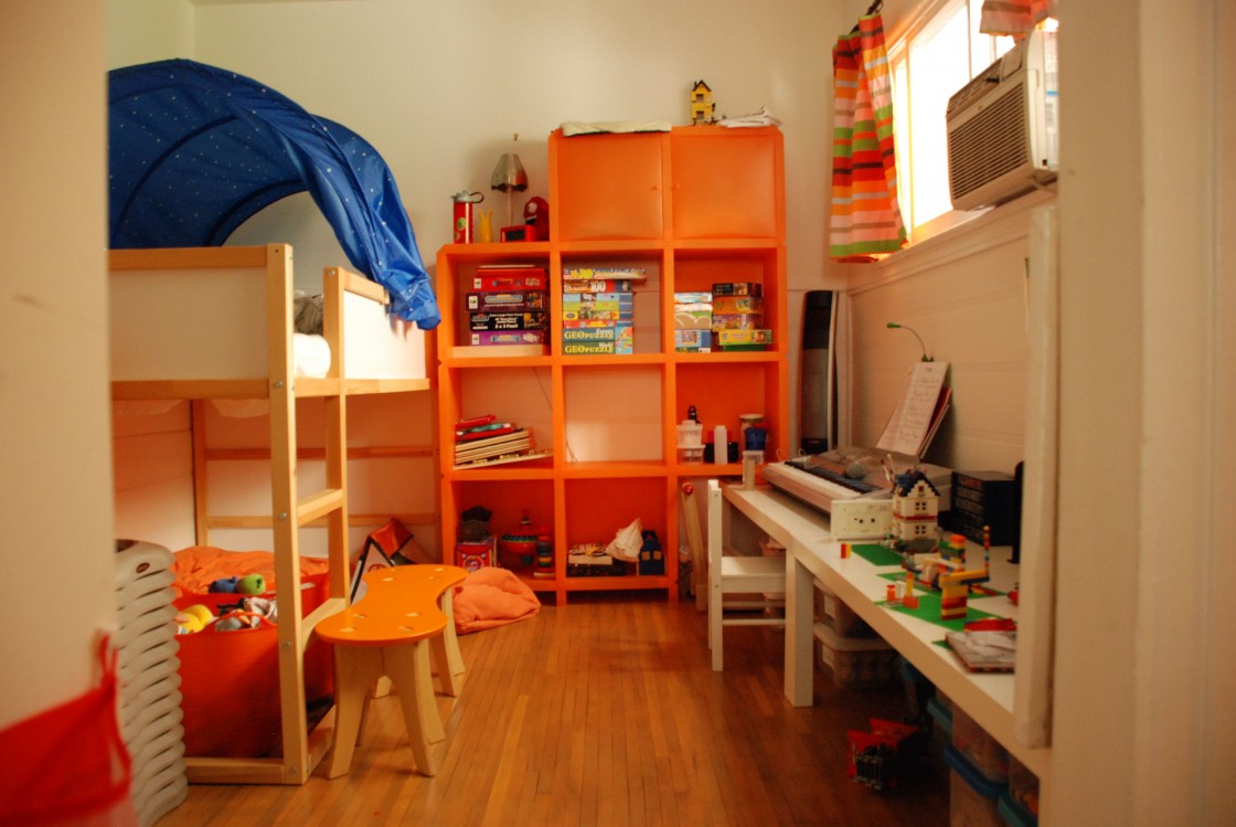 ikea-boys-chambre-idées-designer-lits-superposés-pour-enfants-en-tons-neutres-lit-superposé-idées-avec-bleu-baldaquin-décor-ikea-style-orange-banc-idées-mur- rack-de-rangement-en-bois-blanc-en-bois-pour-enfants-table-simple-wo