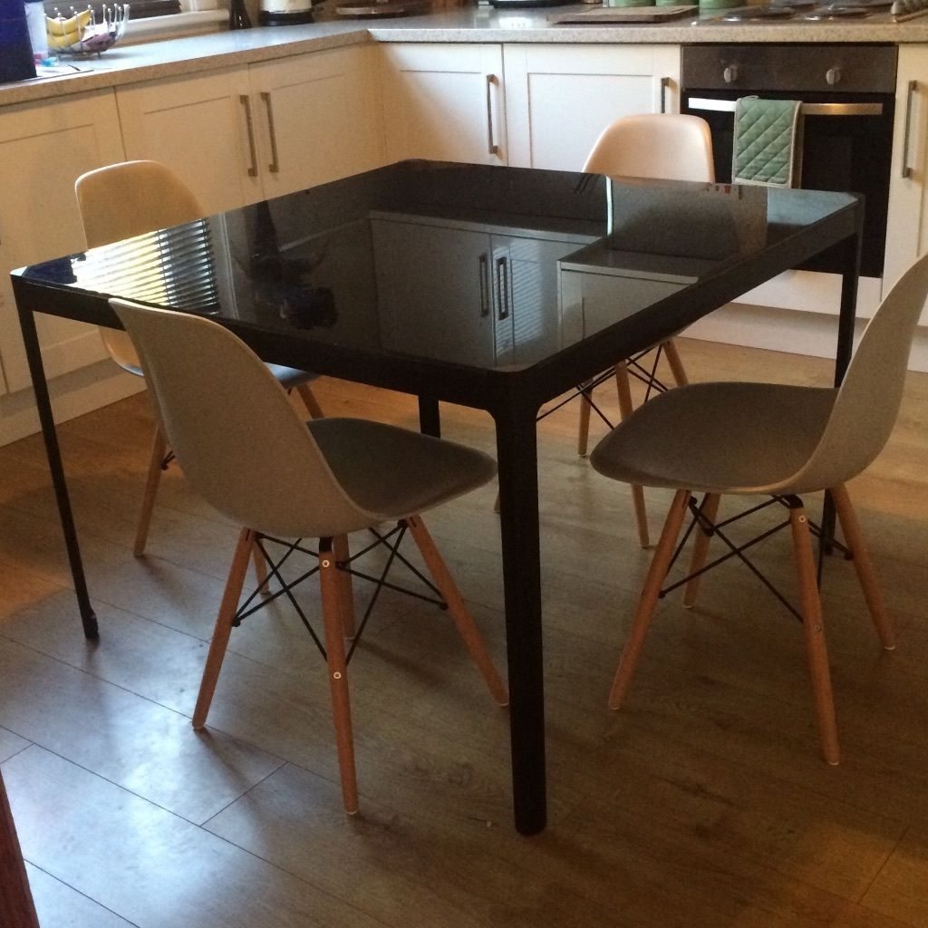 ikea-glass-tables-à-manger-est-aussi-une-sorte-de-table-à-manger-en-verre-ikea-noir