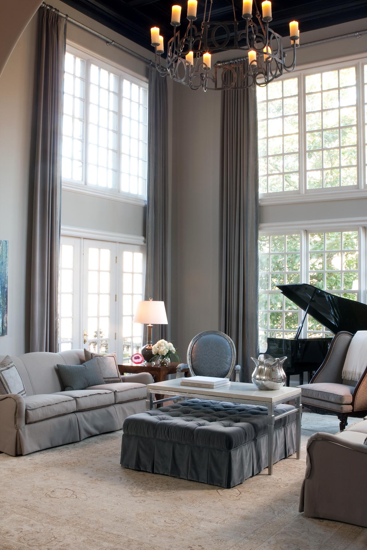 incroyable-salon-maison-intérieur-déco-présentant-agréable-neutre-canapé-set-embellir-rustique-lustre-également-harmonieux-traitement de fenêtre-avec-de-longs-rideaux-design-idées-traitement de fenêtre- avec-lon