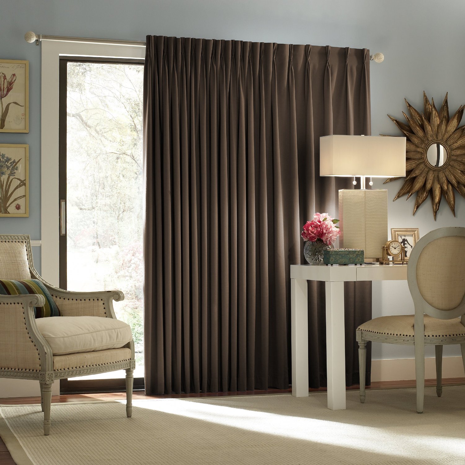 inspiration-rideaux-intéressant-marron-foncé-tissu-coulissant-portes-rideaux-pour-portes-en-verre-aussi-aussi-simple-style-que-moderne-rideaux-idées-aussi-vintage-accent- fauteuils-en-bois-et-abat-jour-sur-whi