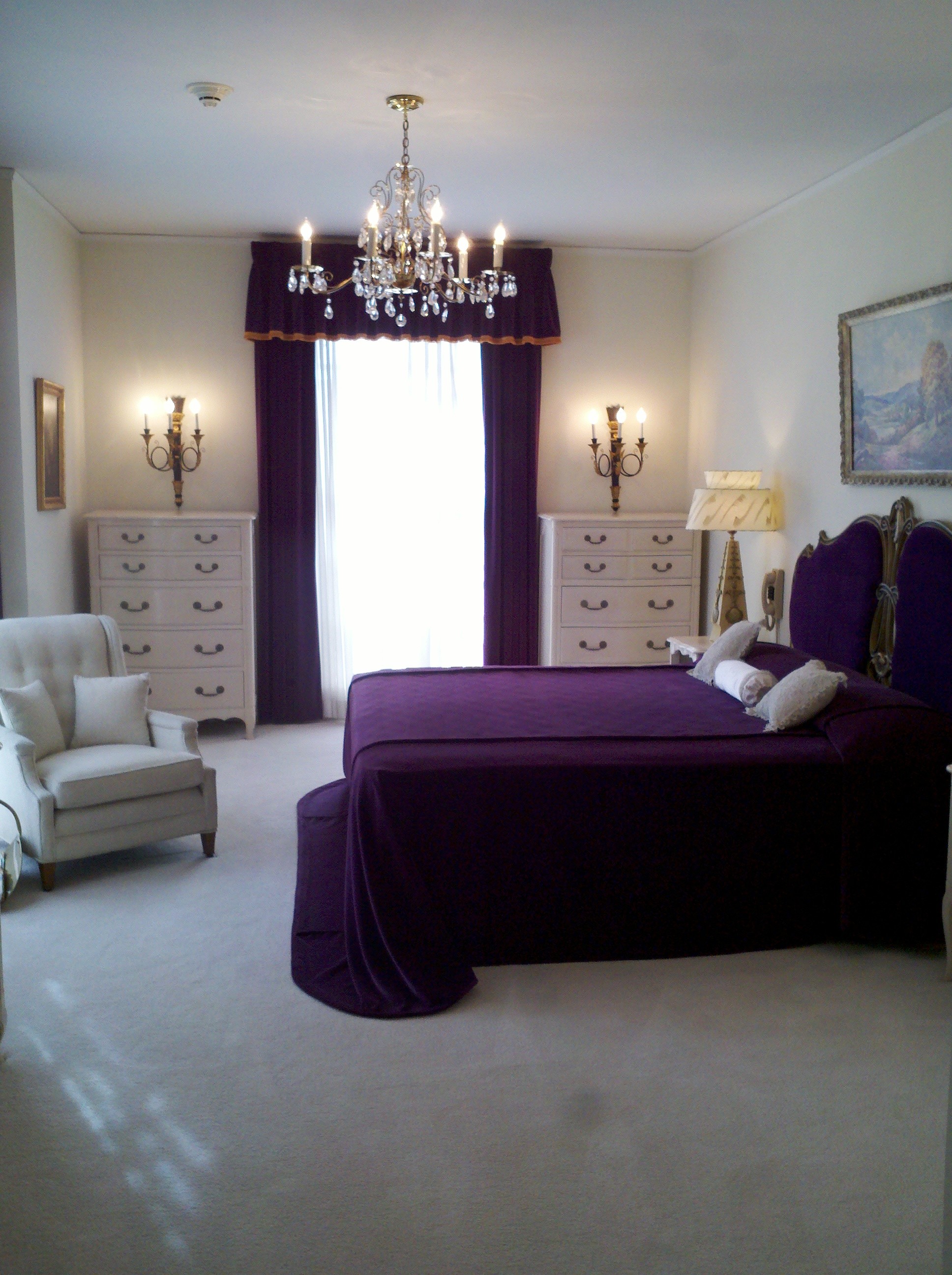 inspiration-merveilleux-cristal-chambre-lustre-sur-couvre-lit-violet-ensemble-et-commode-lingerie-blanche-aussi-bien-que-surdimensionné-chaises-en-maître-classique-violet-chambres-idées- saillant-violet-bedr