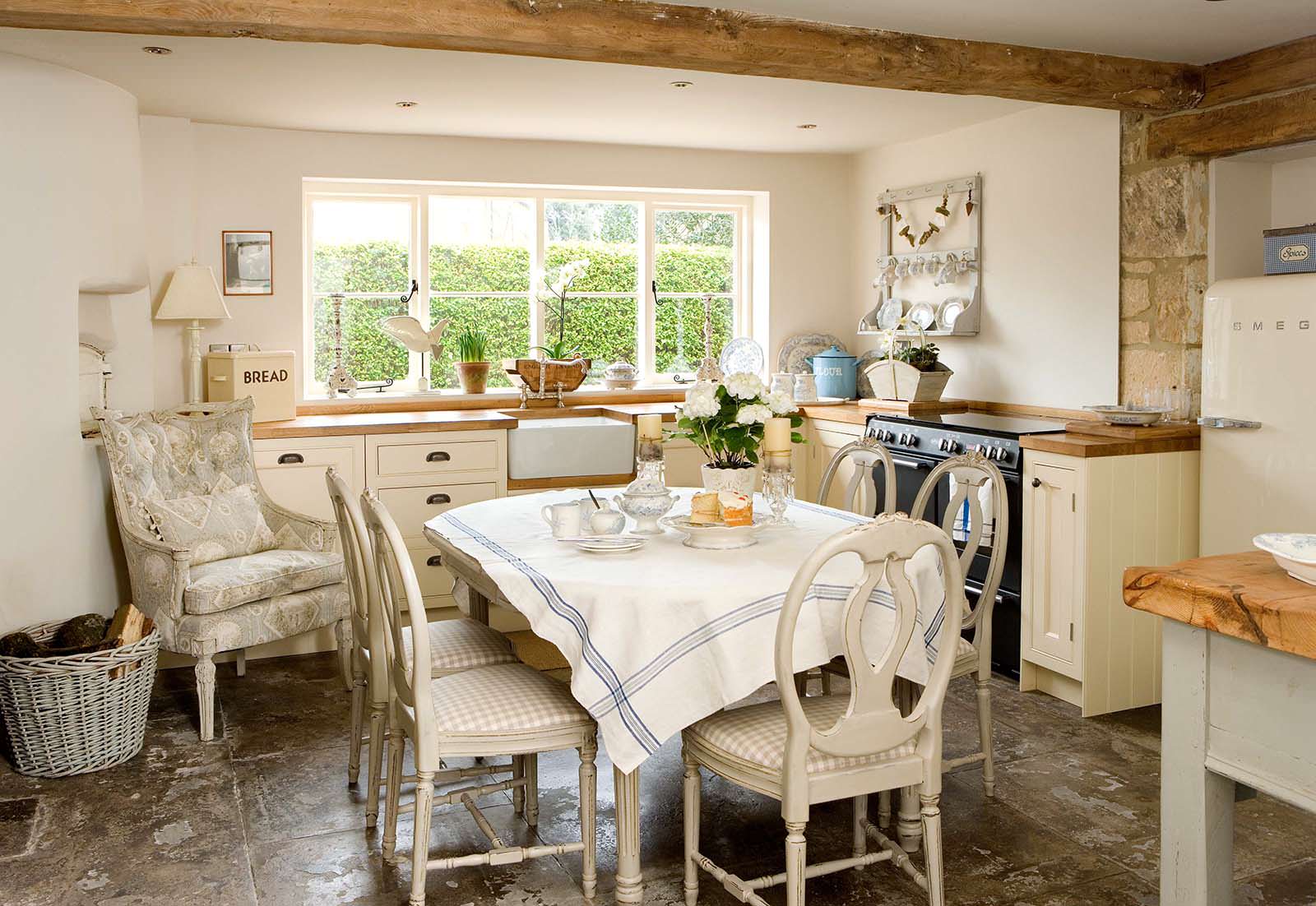 Maison de village géorgienne avec intérieur traditionnel