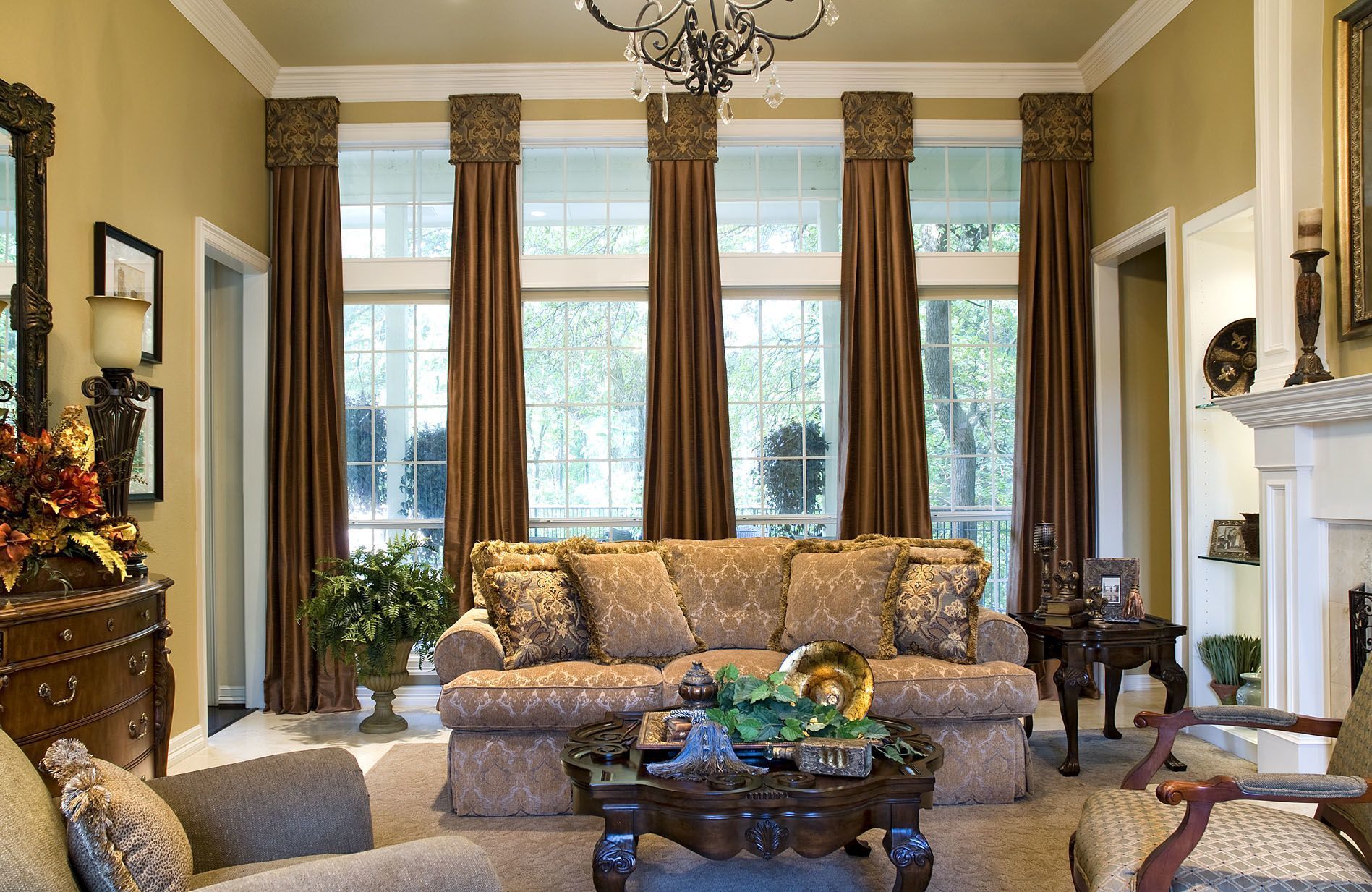 intérieur-beige-peint-salon-mur-combiné-avec-brun-rideau-sur-blanc-cadre en acier poli-verre-fenêtre-rideau-idées-pour-grandes-fenêtres